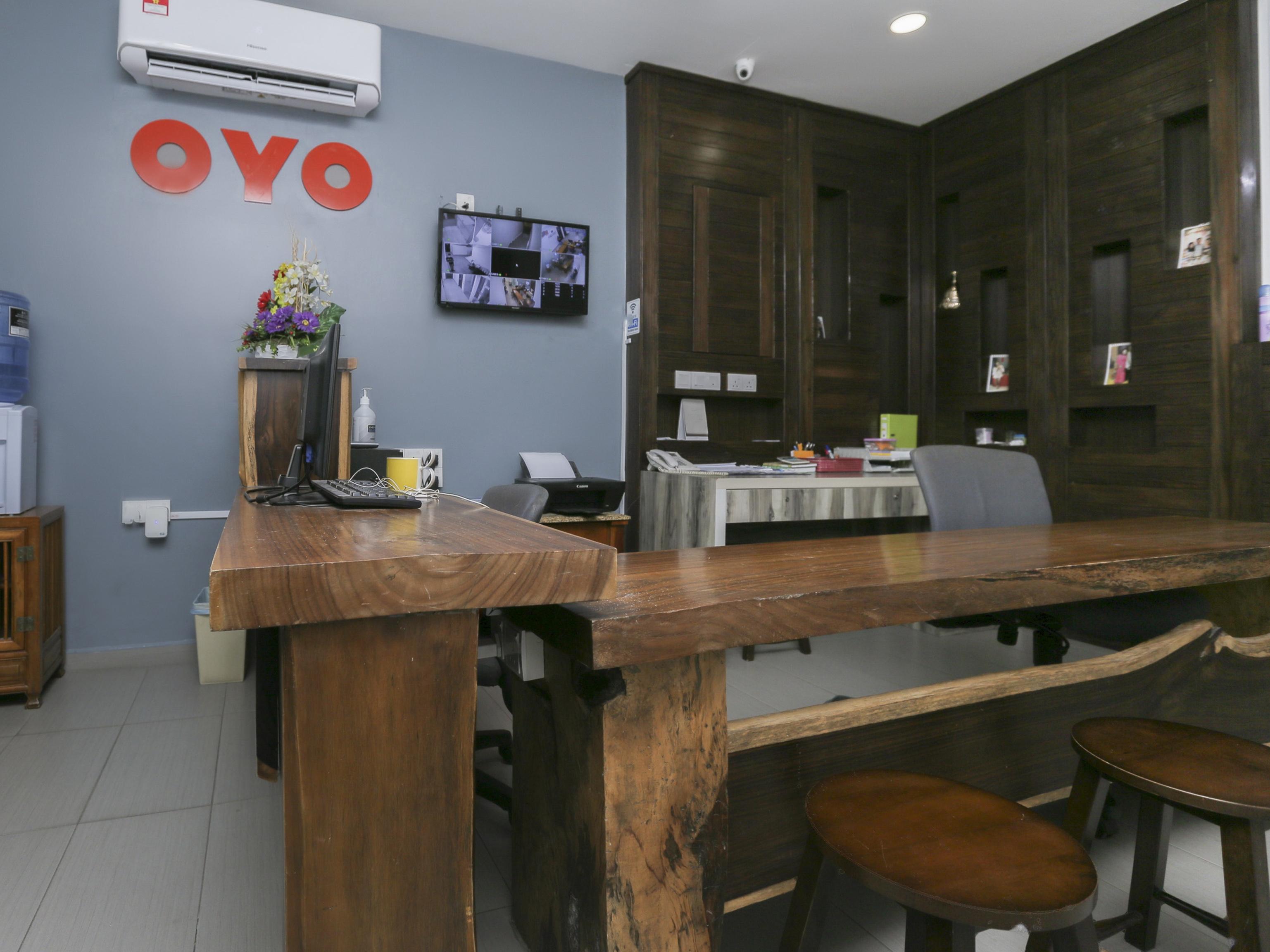 Oyo 89915 East Mount Hotel Кукуп Екстер'єр фото