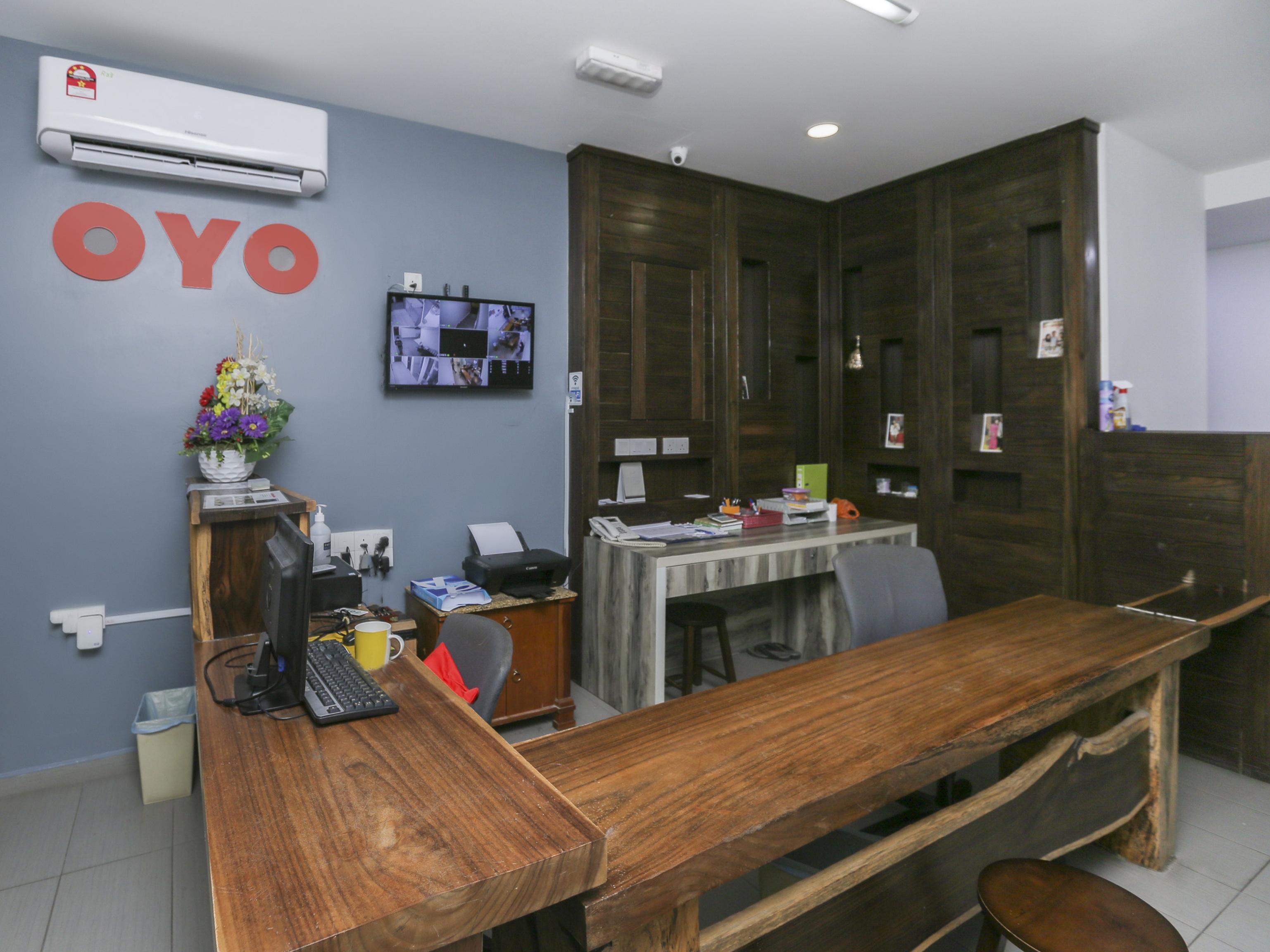 Oyo 89915 East Mount Hotel Кукуп Екстер'єр фото