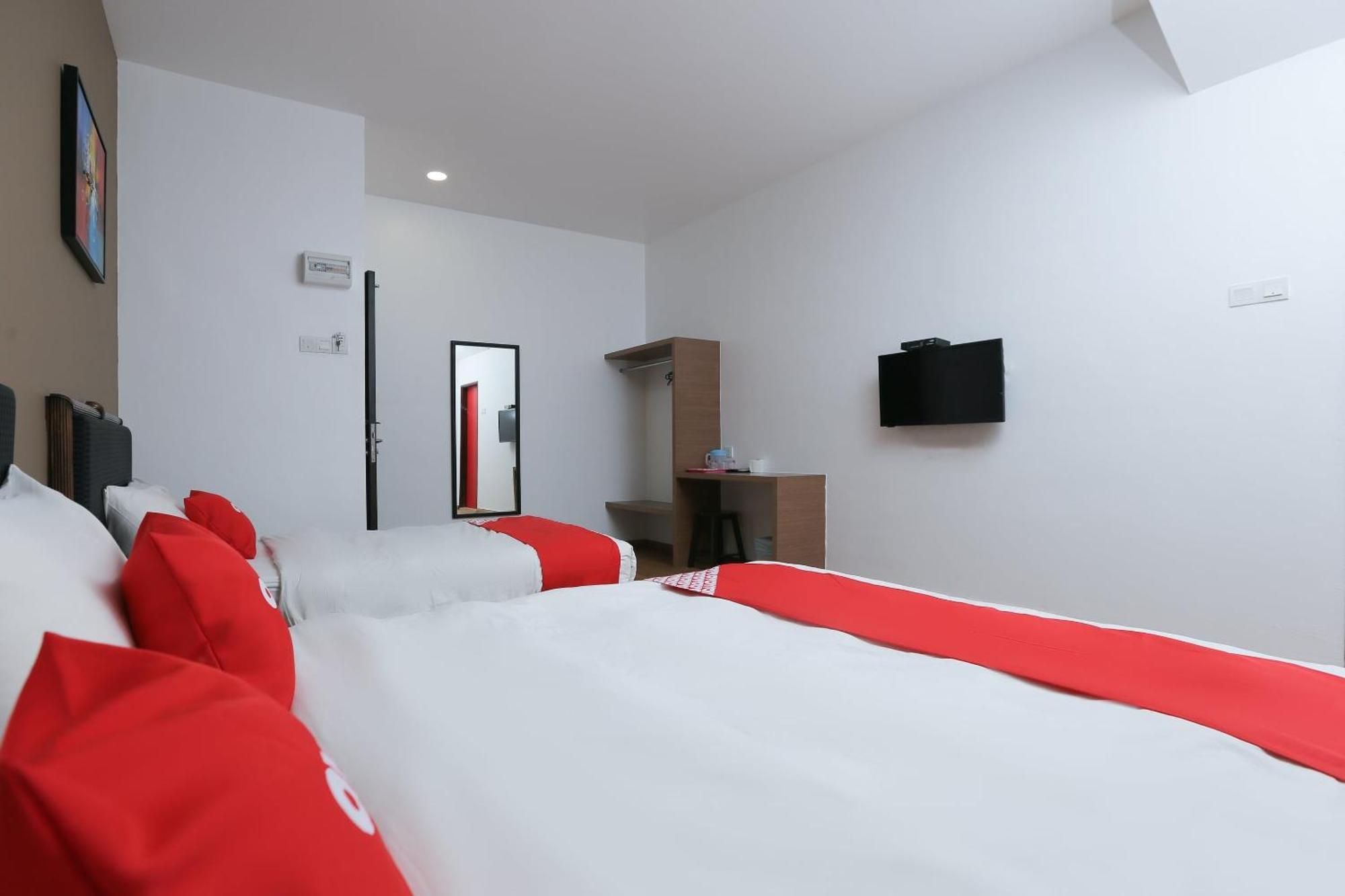 Oyo 89915 East Mount Hotel Кукуп Екстер'єр фото