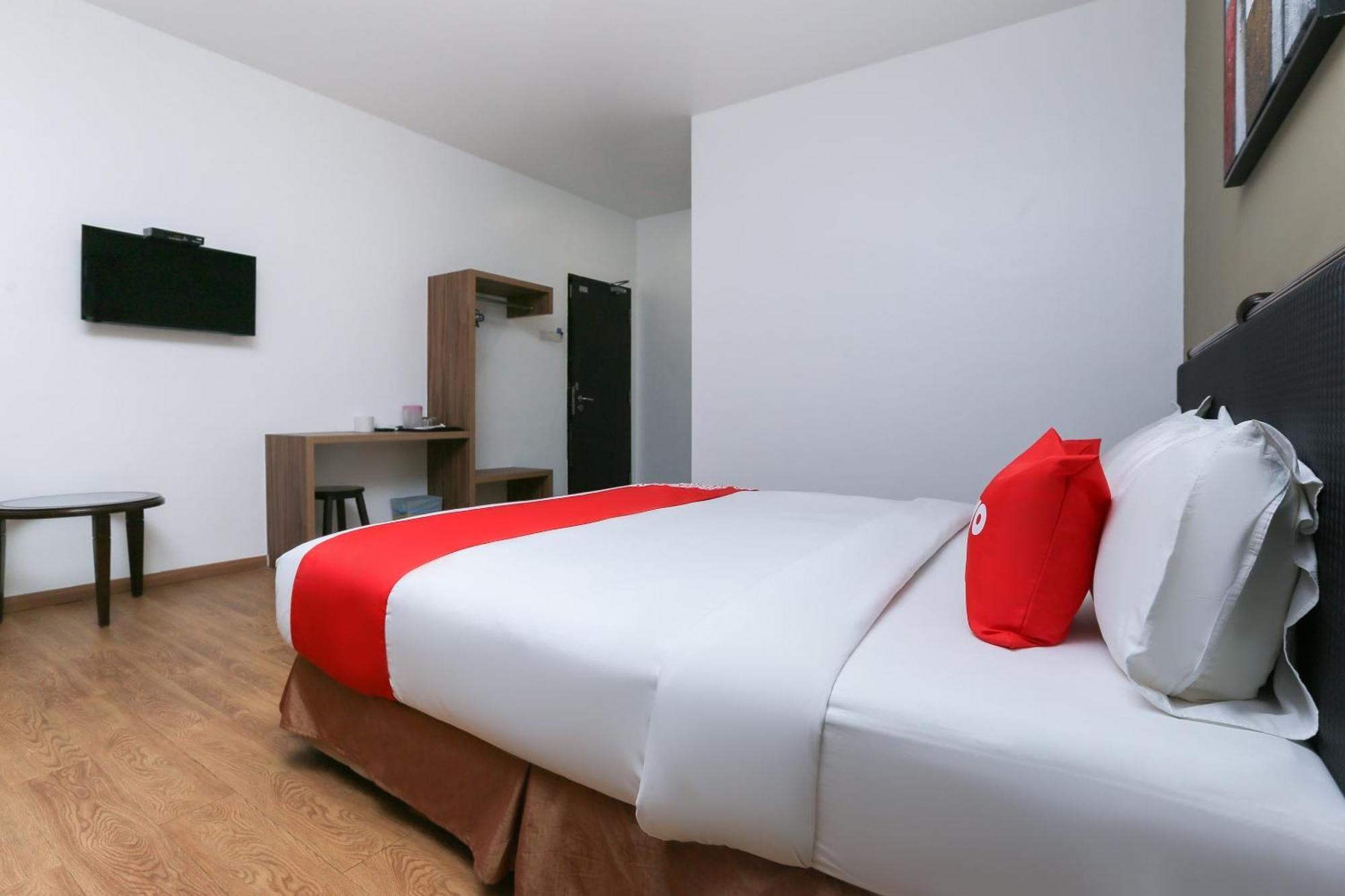 Oyo 89915 East Mount Hotel Кукуп Екстер'єр фото