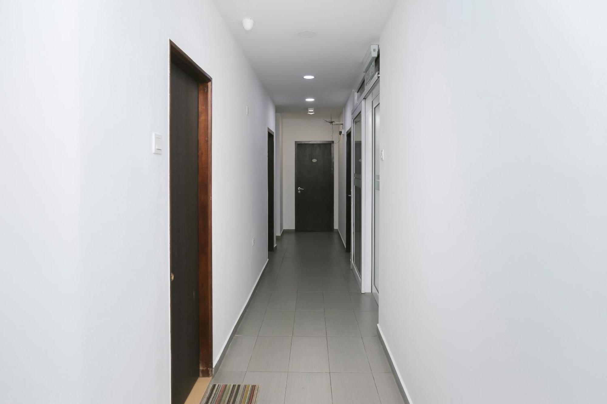 Oyo 89915 East Mount Hotel Кукуп Екстер'єр фото