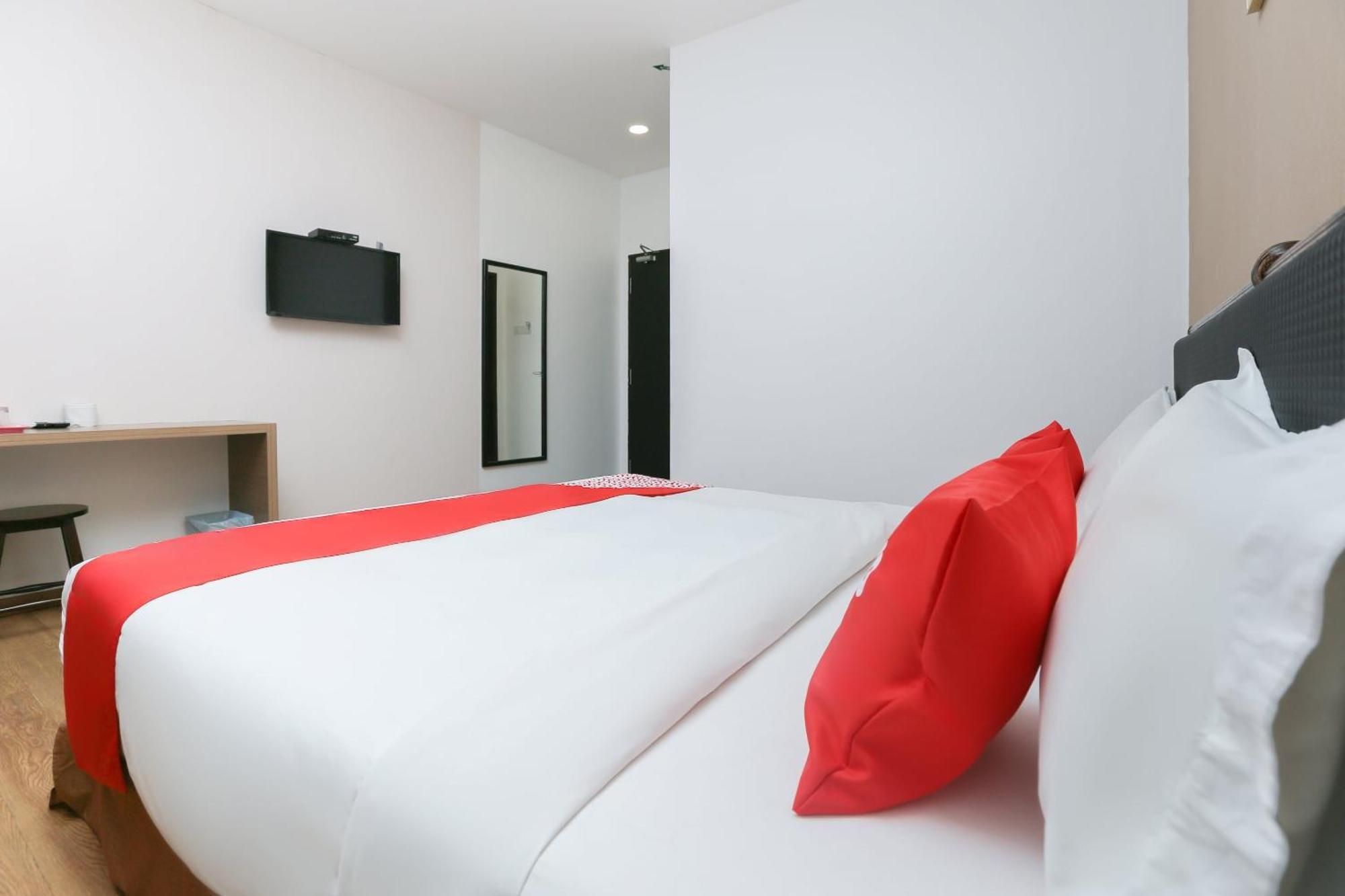 Oyo 89915 East Mount Hotel Кукуп Екстер'єр фото