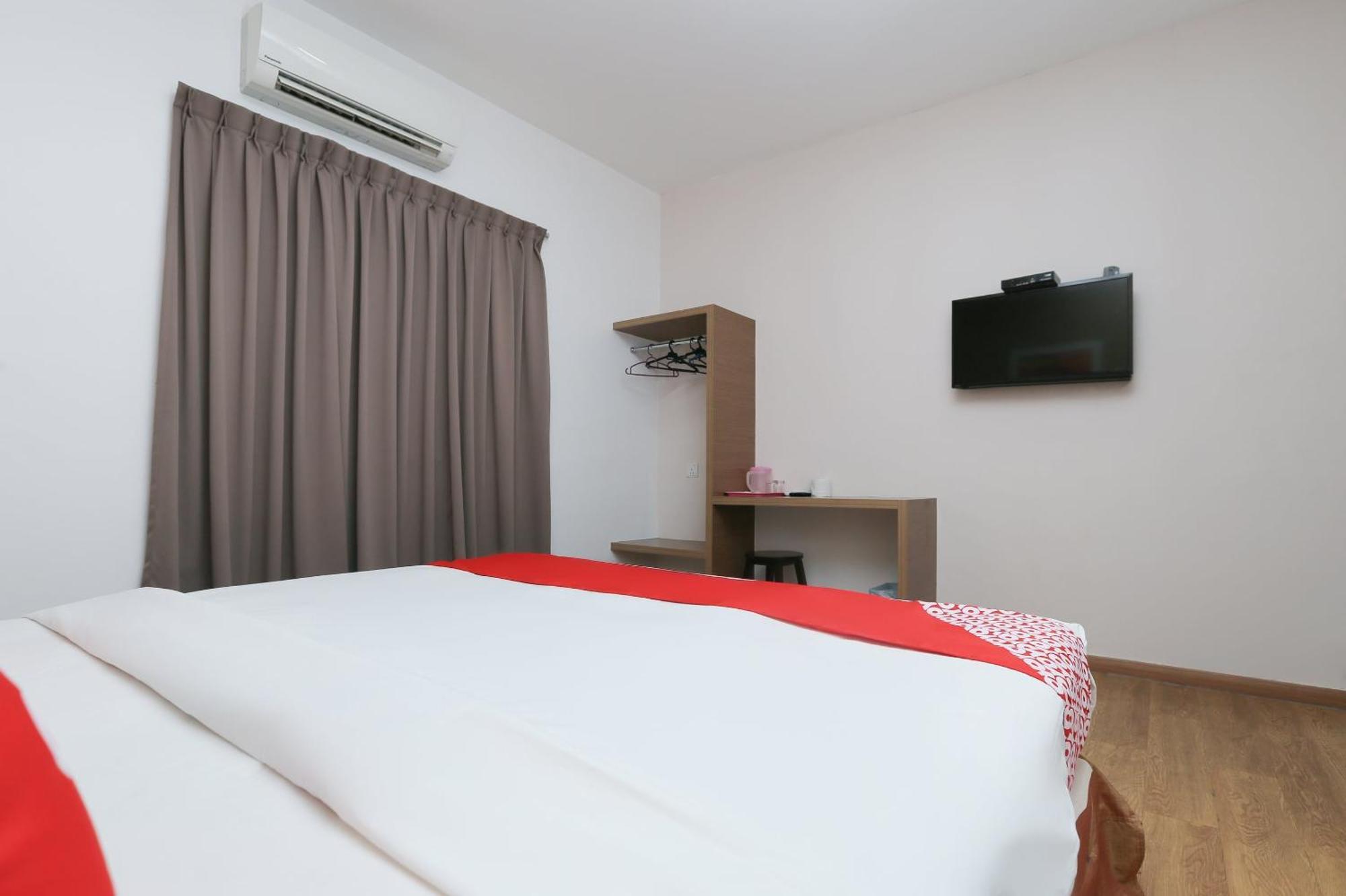 Oyo 89915 East Mount Hotel Кукуп Екстер'єр фото