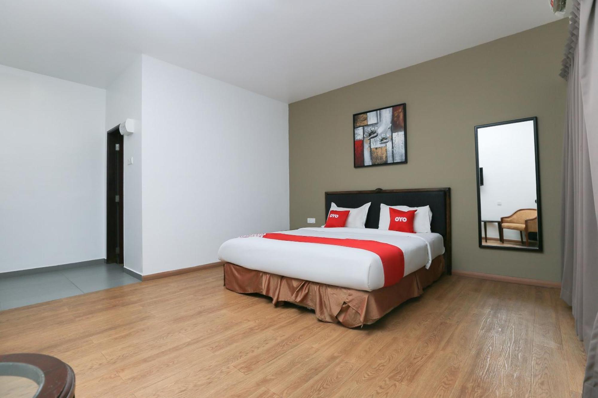 Oyo 89915 East Mount Hotel Кукуп Екстер'єр фото