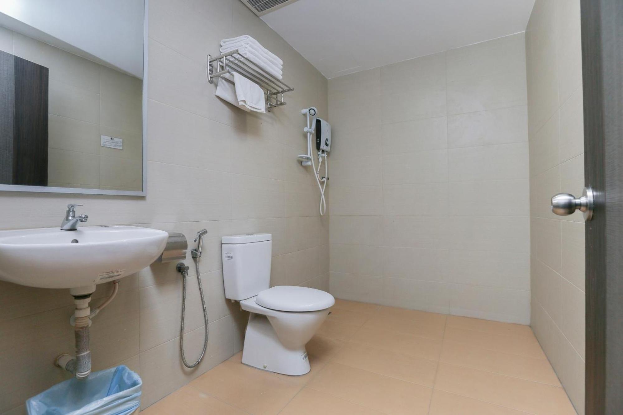 Oyo 89915 East Mount Hotel Кукуп Екстер'єр фото